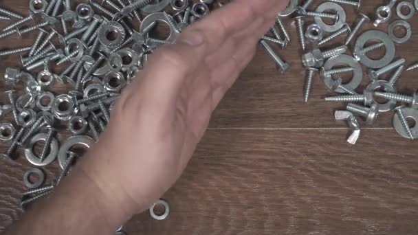 Art der Schrauben Muttern Schrauben auf dem Tisch close-up Hand — Stockvideo