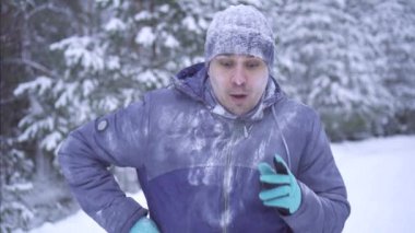 adam telefonu kullanarak soğuk kışın donmuş portre