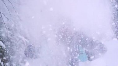 Kışın yağan kar, neşeli donmuş adam başparmak yukarı