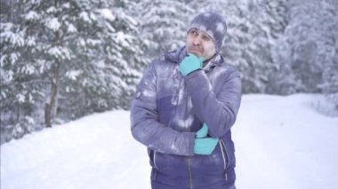 donmuş adam arka plan üzerine kar, dalgın ve senin sorunun cevabı bulundu