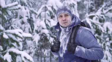 ciddi donmuş adam soğuk karlı ormanda, Sibirya girer