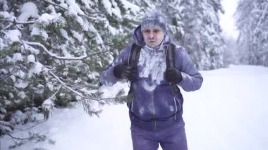 bir sırt çantası ile ormana soğuk kışın sert donmuş adam gider