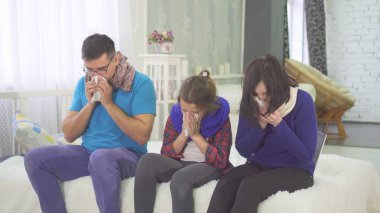 ailesi bir soğuk, Anne, baba ve kızı hasta ve evde yatakta oturup hapşırmak yok