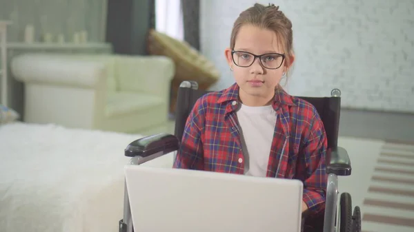 Ev Dizüstü, tekerlekli sandalyede bir Engelli genç portresi