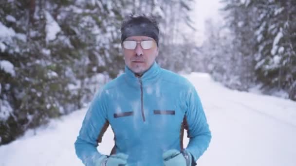 Retrato Hombre Atleta Deportivo Congelado Retrato Atleta Invierno Correr Tiempo — Vídeos de Stock