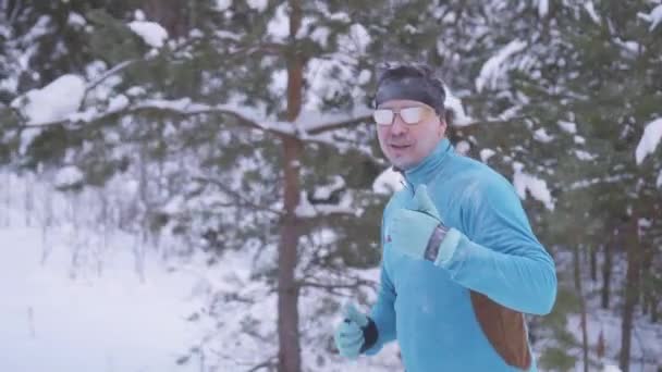 Портрет замороженного спортсмена-спортсмена, портрет спортсмена зимой, бегущего в холодное время — стоковое видео
