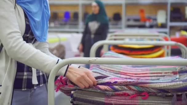 Jovem mulher muçulmana na loja de tapetes — Vídeo de Stock