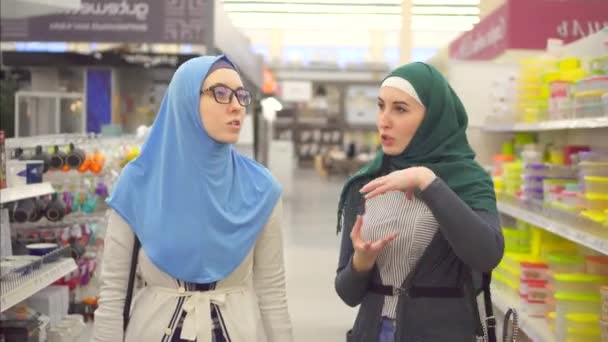 Zwei junge muslimische Frauen in Supermarkt in Haushaltswarenabteilung — Stockvideo