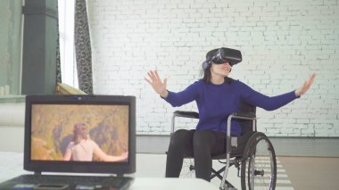 bir tekerlekli sandalye atechnology, vr kask, sanal seyahat engelli kadın portresi