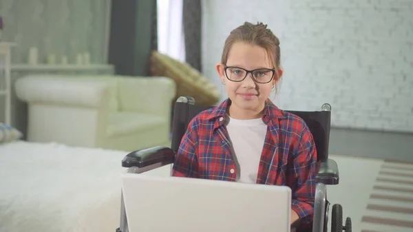 bir tekerlekli sandalye, mutlu ve tatmin edici bir hayat bir gülümseyen genç kız portresi