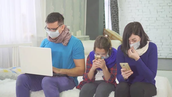 salgın kavramı, hasta ve öksürük, evde, tıbbi maskeli oturan ailedir