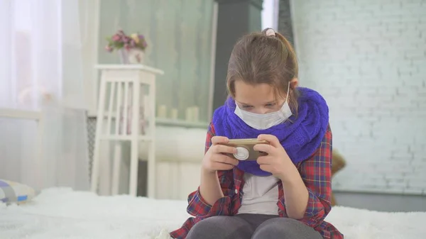 Genç kız yatakta evde tıbbi bir mask.sitting ile