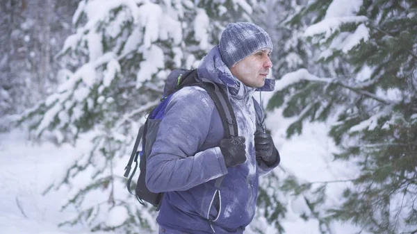 Hombre congelado cubierto de nieve en el bosque de invierno Fotos De Stock