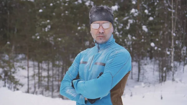 Портрет замороженого спортсмена, портрет спортсмена взимку, біг в холодну пору року, зимові види спорту — стокове фото