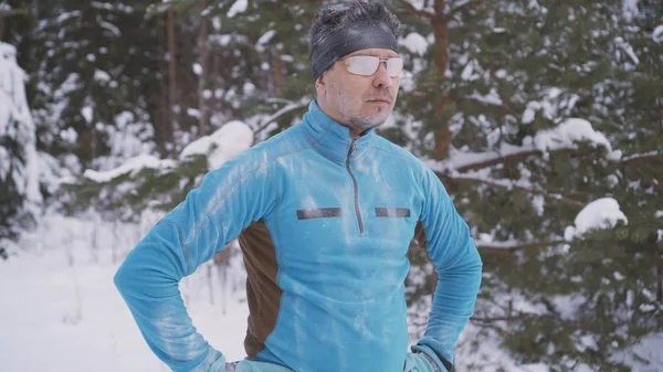 Retrato hombre atleta deportivo congelado, retrato de un atleta en invierno, correr en un tiempo frío Imagen De Stock