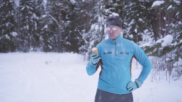 Fröhlicher gesunder Mann, im Winter gibt es Eis, starke Immunität — Stockvideo
