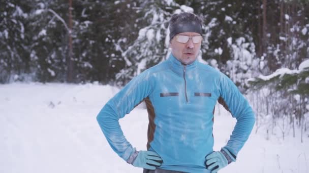 Retrato Congelado Esportes Atleta Homem Retrato Atleta Inverno Correndo Tempo — Vídeo de Stock