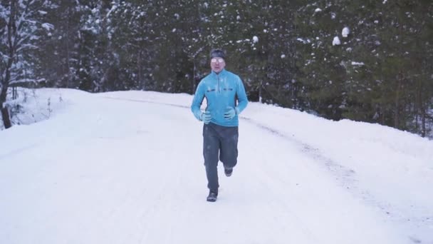 Спортсмен старше 30 лет бег трусцой зимой — стоковое видео