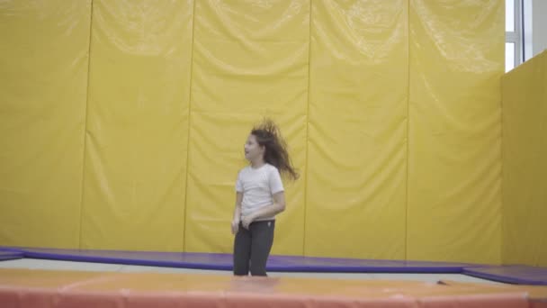 Adolescente saltar trampolín, piernas primer plano deporte familia — Vídeo de stock