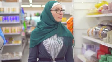 Hijab ev eşyaları bölümü süpermarkette portre genç Müslüman kadında