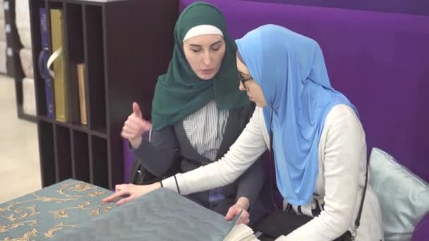 Dos Jóvenes Musulmanas Hijab Eligen Fondos Pantalla Del Catálogo — Vídeos de Stock