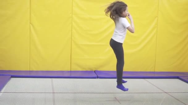 Gioiosa adolescente ragazza saltando su un trampolino — Video Stock