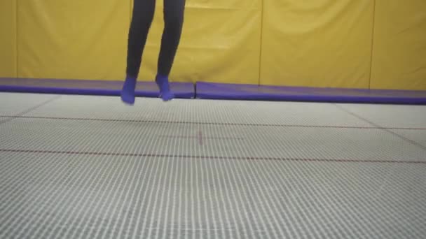 Tonåringen hoppa studsmatta, ben närbild — Stockvideo
