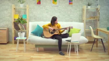 genç kadın gitar, İnternet, modern daireler öğrenme