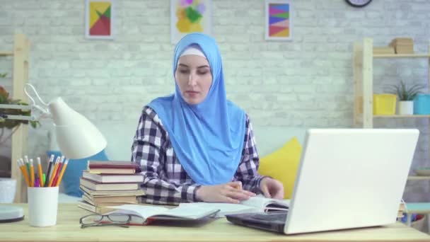 Árabe musulmán joven mujer en hijab, time-lapse oficina trabajo — Vídeos de Stock