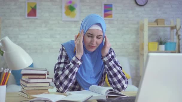 Девушка в хиджабе, сильная головная боль спазм, студентка женского образования — стоковое видео