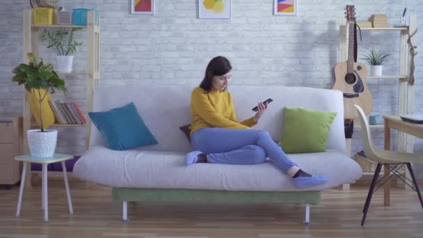 Jeune femme dans l'appartement ne se maquille — Video