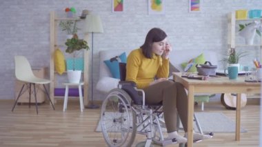 Bir tekerlekli sandalyede Engelli genç kadın makyaj yapıyor