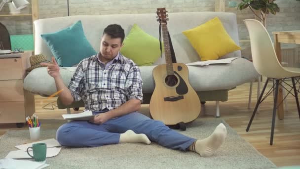 Молодий творчий гітарист переживає творчу кризу в написанні пісень — стокове відео