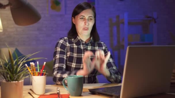 Junge Frau sah unangenehme und fiese Inhalte auf einem Laptop — Stockvideo