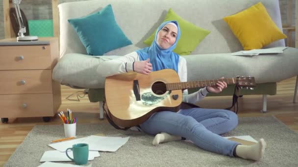 現代のアパートの若いイスラム教徒のミュージシャンは、創造的な危機を経験しています — ストック動画