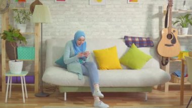 Bir hijab oldukça Müslüman kadın bir akıllı telefon ve dansları kullanarak kazanma hakkında öğrenir