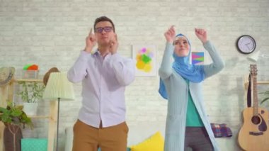 Hijab dans eğlenceli genç adam ve Müslüman kadın