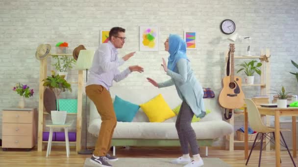 Junges muslimisches Paar tanzt — Stockvideo