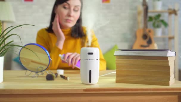 Girl skin care on the background of a working humidifier — Stock Video