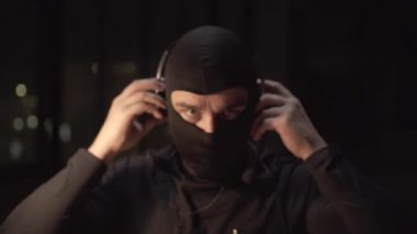 gece silah ile Balaclava maskesi tanınmaz adam, portre