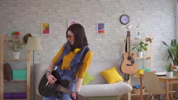 Portrait d'une jeune femme rocker jouant émotionnellement de la guitare électrique — Video