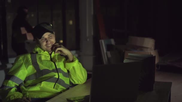 Retrato de guardia de seguridad divertido y ladrón en la noche — Vídeos de Stock