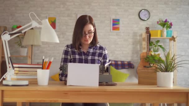 Porträt junge Frau schreibt auf alter Schreibmaschine. — Stockvideo