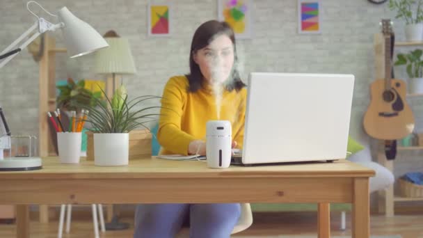 Зволожувач повітря працює вдома, мікроклімат в домашніх умовах — стокове відео