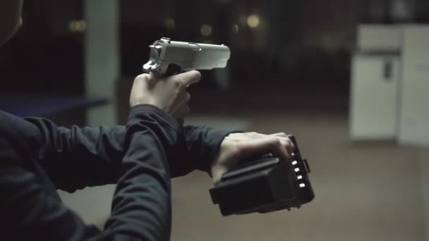 Handen met een pistool, het onderzoeken van een detective, politiewerk 's nachts — Stockvideo