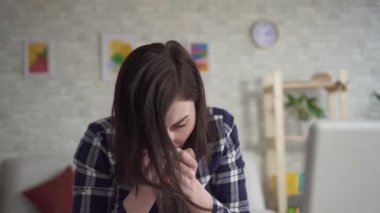 Bir hapşırma genç kadın portresi