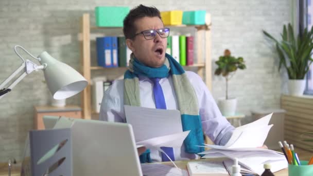 Jonge man in het kantoor luid zwaar en dingen vallen uit de schappen — Stockvideo