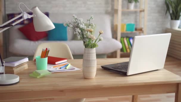 Vaas met bloemen staat op tafel in een modern appartement — Stockvideo