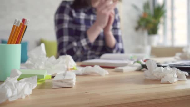 Обострение сезонной аллергии, чихает молодая женщина — стоковое видео