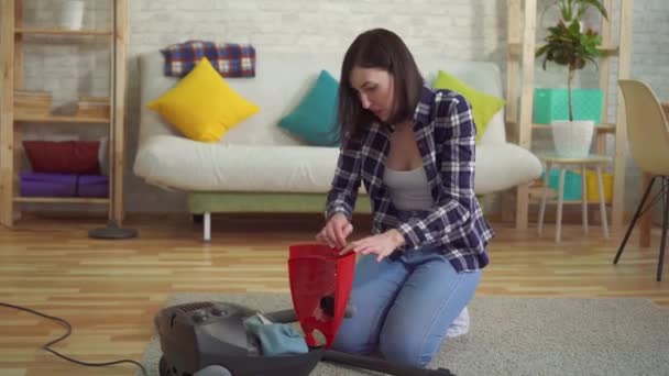 Junge Frau im Hemd, allergisch gegen Staub aus — Stockvideo